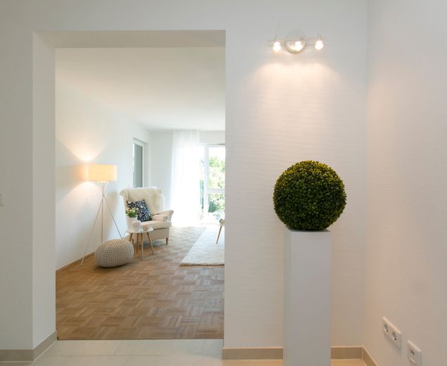 Bild vom Flur ins Wohnzimmer