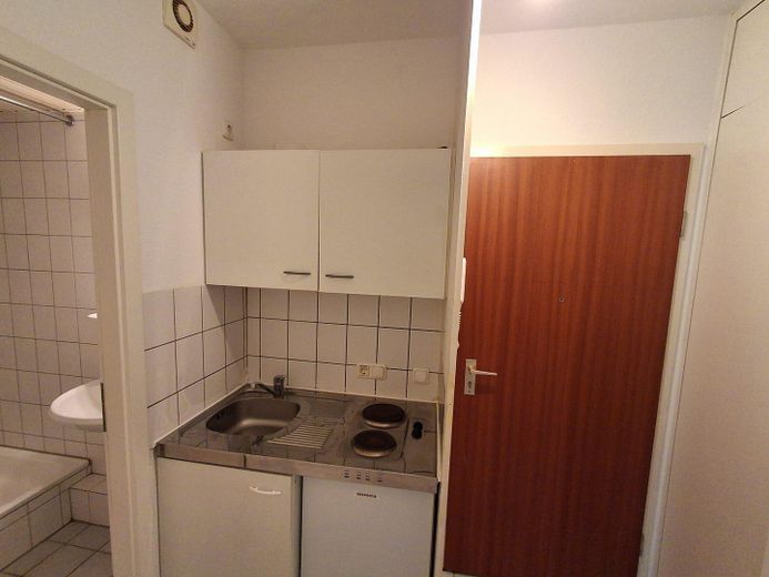 gut geschnittenes und zentrales Apartment zu vermieten – Pantryküche