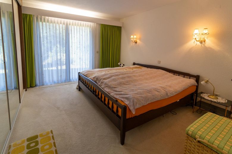 bungalow dal design moderno – Schlafzimmer mit Gartenzugang