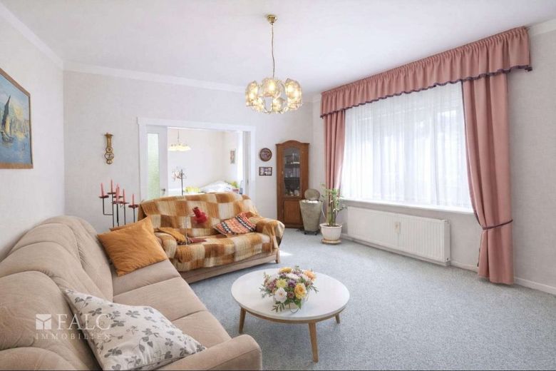 Platz für Familie, Ideen und Zukunft! Einfamilienhaus mit großem Grundstück - FALC Immobilien – Wohnzimmer EG