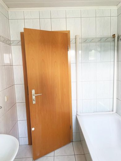 helle und angenehme 3 Zimmer mit Balkon im EG, soeben frisch saniert – Bad Wanne u. Duschabtrenn.
