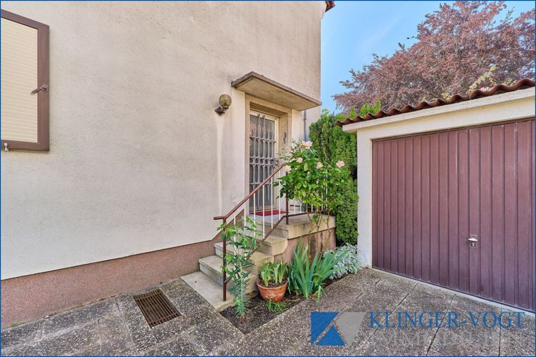 Sanierungsbedürftige Doppelhaushälfte mit Garten, Balkon und Garage – Hauseingang