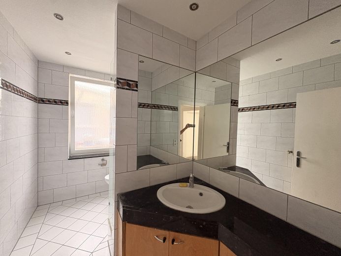 Renovierte 3-4 Zimmerwohnung in der Fußgängerzone! Provisionsfrei! – Badezimmer