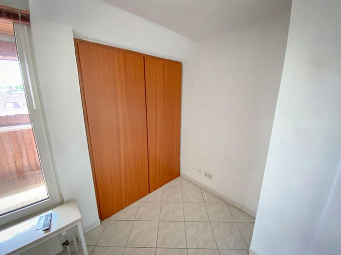 Prachtig appartement op de zolderverdieping met grote loggia, parkeerplaats in rustige ligging en ca. 6 % rendement – Einbauschrank