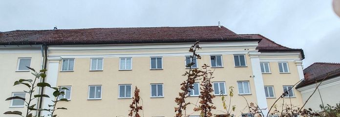 Vermietetes Wohnhaus im Klosterensemble in Gars am Inn – Hausansicht Straßenseite