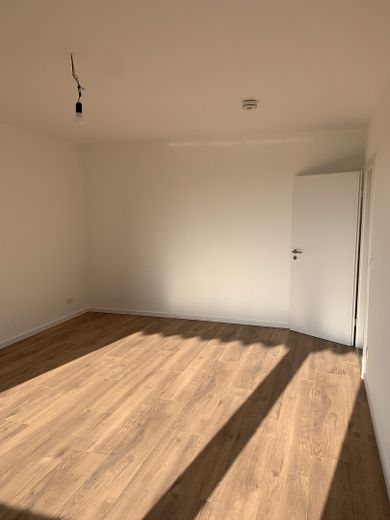 Helle 2-Zimmer-Wohnung in Hattersheim – kernsaniert, mit Balkon und Stellplatz – Wohnzimmer