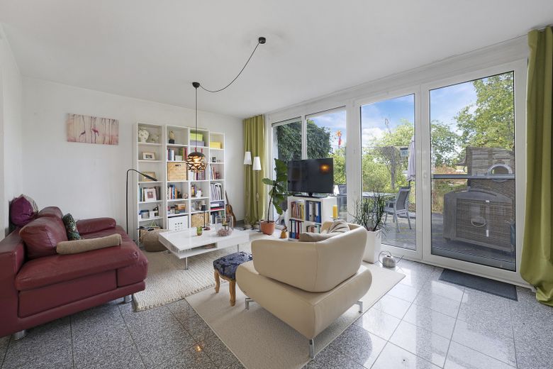 Reihenendhaus in Roßdorf mit 6 Zimmern, Terrasse und Garten: Platz für die ganze Familie – Wohnzimmer