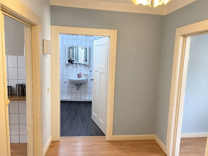 Zentrale 2,5-Zimmer-Wohnung mit Balkon in Bad Kreuznach – Flur
