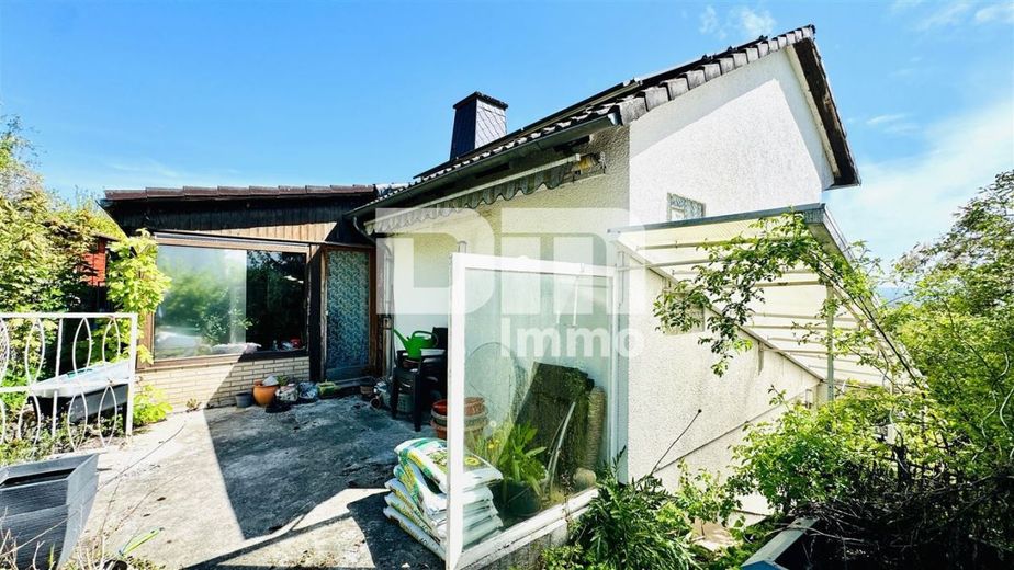 Umfangreich saniertes EFH inkl. PV-Anlage, Terrasse, Wintergarten und Garage – Seitenansicht
