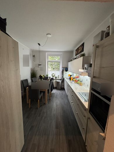 Vielseitiges Wohnhaus: Großfamilie oder 3×3-Zimmer-Wohnungen + Gewerbe & Garten – 2. Etage Küche