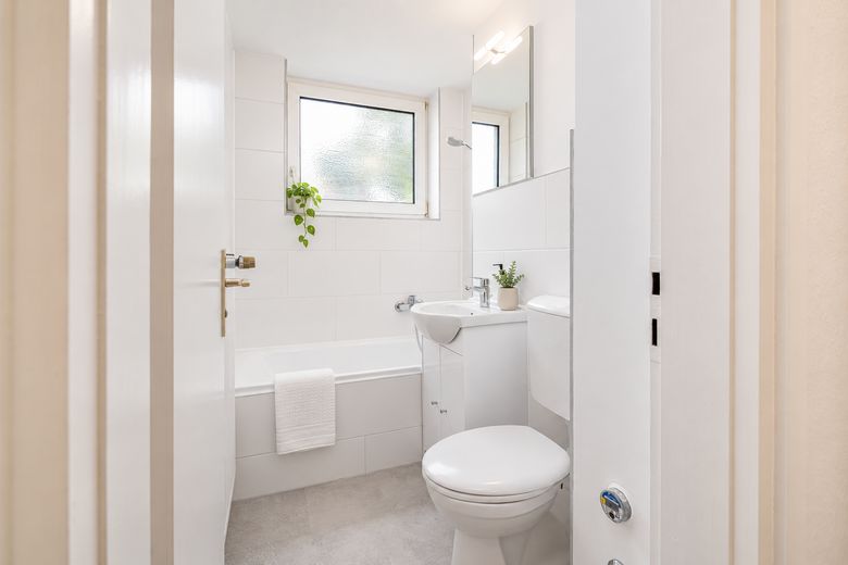 Renovated 3-room apartment with new fitted kitchen, privately offered and ready for occupancy – Badezimmer mit Badewanne