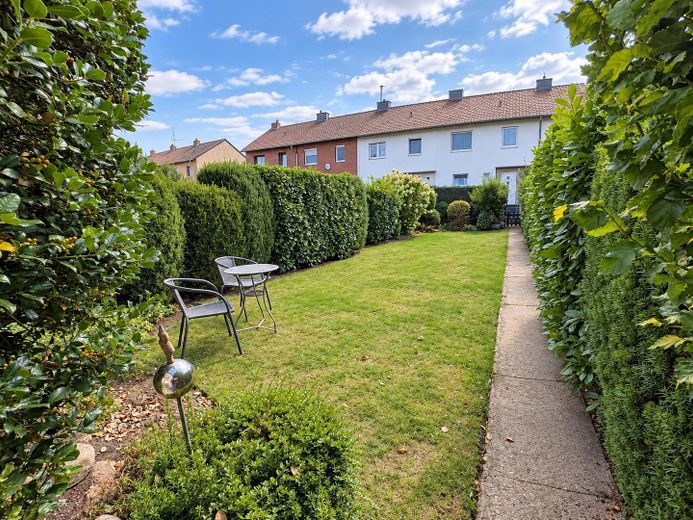 4-room terraced house with garden and garage in Diepholz – commission-free – Blick durch den Garten