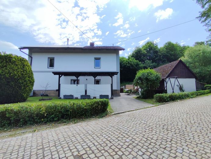 Historischer Charme trifft moderne Nachhaltigkeit: Liebevoll saniertes Einfamilienhaus in 95349 Trebgast mit Werkstatt, Garten und PV-Autarkie! – Gebäudeansicht 3