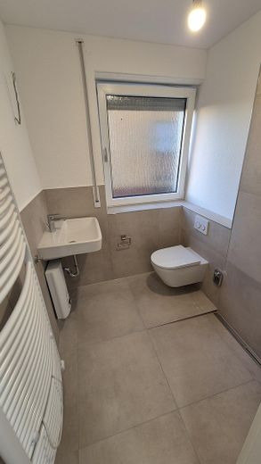 Modernes Wohnglück: Frisch sanierte 3-Zimmer-Wohnung mit Tageslichtbad & Multisplit-Klimatisierung – Bad