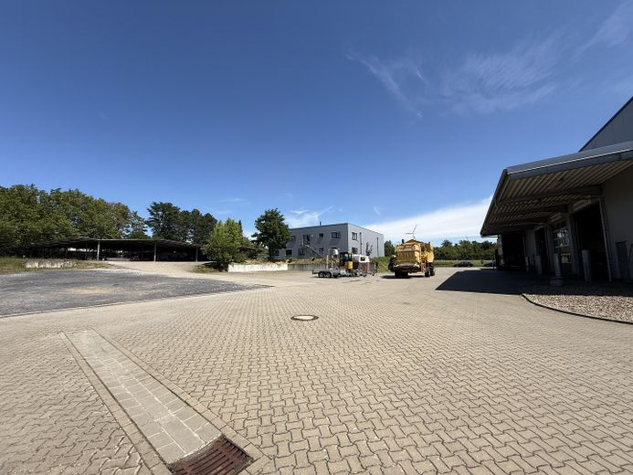 Modernes Technikcenter mit Ausstellungshalle und großem Grundstück direkt an der B444 – Freigelände