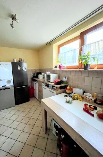 Charmante vermietete Souterrain-Wohnung mit 3 Zimmern, Einbauküche und separatem Eingang in ruhiger Lage – Küche