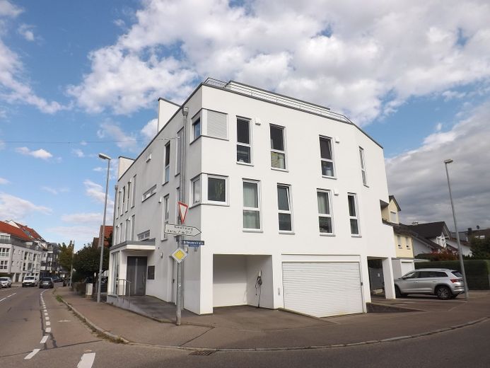 Uygun konumda modern üç odalı daire – Ansicht West mit Garage