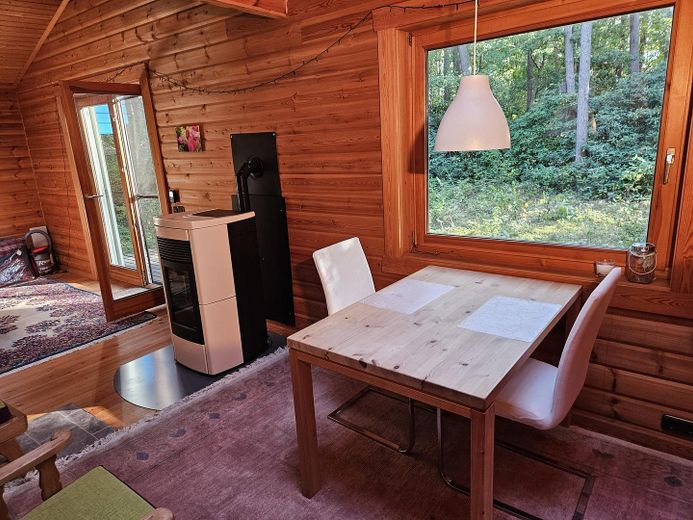 Deux maisons en rondins dans la forêt, location de vacances et habitation dans la réserve de biosphère de l’Elbtalaue – Tisch am Fenster blaues Haus