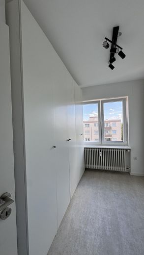 Appartement de 3 pièces à Maintal-Bischofsheim : balcon avec vue sur la skyline, cuisine équipée et garage – Photo 17