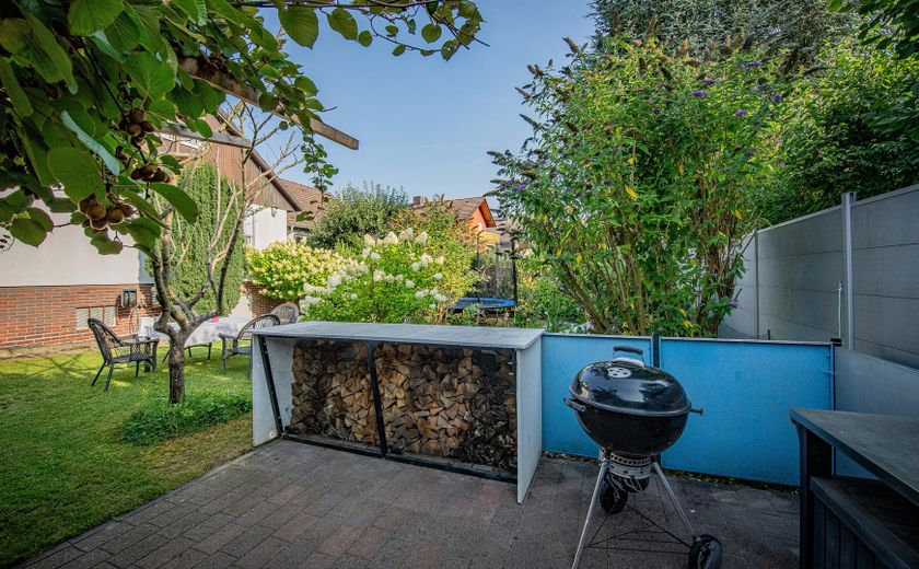 Freistehendes Familienhaus mit Traumgarten, Terrasse, Garage und viel Platz in Reinheim – Außenküche