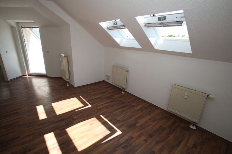 Comfortable 3-room maisonette apartment with balcony and underground garage in Plauen – Wohnzimmer