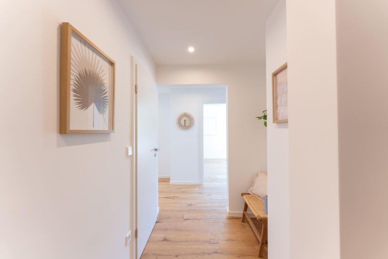 Erstbezug nach Kernsanierung: 4-Zimmer-Wohnung mit PV-Mieterstrom & TG-Stellplatz in S-Heumaden – Flur