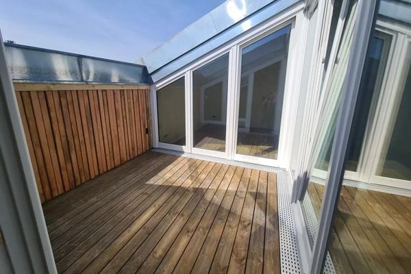 Appartement rénové avec vue imprenable depuis la terrasse sur le toit !