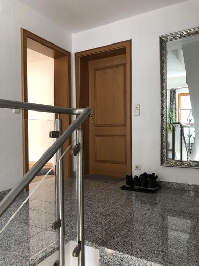 Eingang mit Treppenhaus