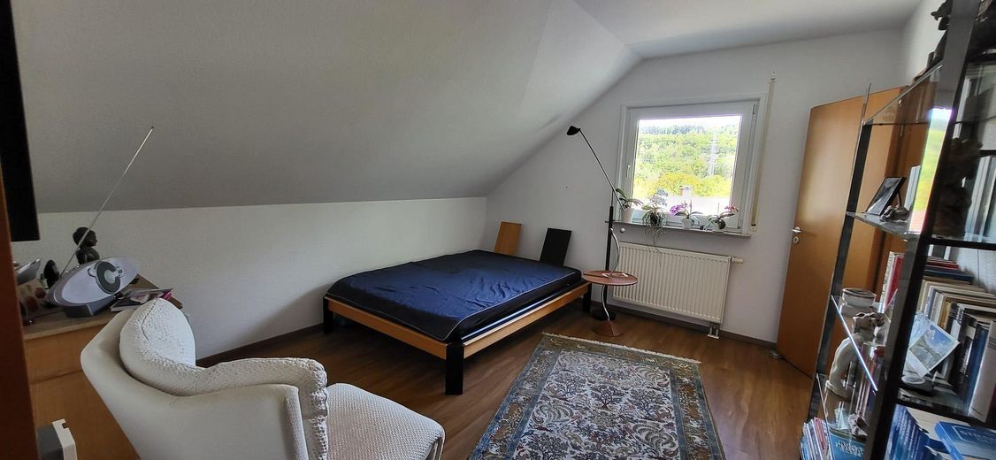 Niedernhausen, Am Schäfersberg. 3,5 Zi-Wohnung im 3-Familienhaus mit 2Garagen, 31qm Balkon & Garten – Schlafzimmer /Büro OG