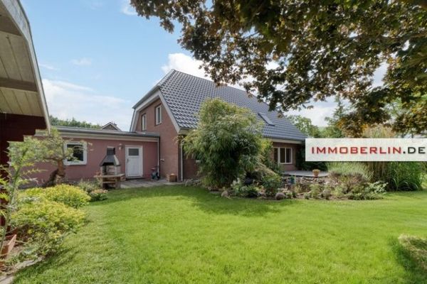 IMMOBERLIN.DE - Attractive house with southwest garden & double garage in a rural location