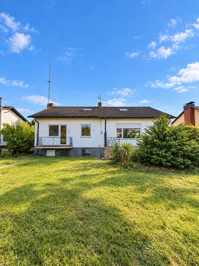 Bungalow indipendente su 669 m² · posizione ai margini del ruscello e dei campi · potenziale eccezionale! – Blick von Garten auf Haus