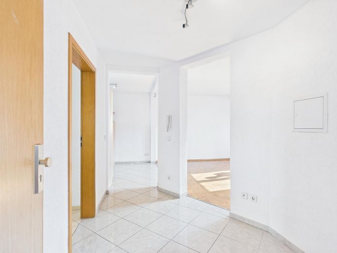 Wunderschöne, offene und modernisierte 2-Zimmer-Wohnung mit Balkon in Stuttgart-Untertürkheim – Flur