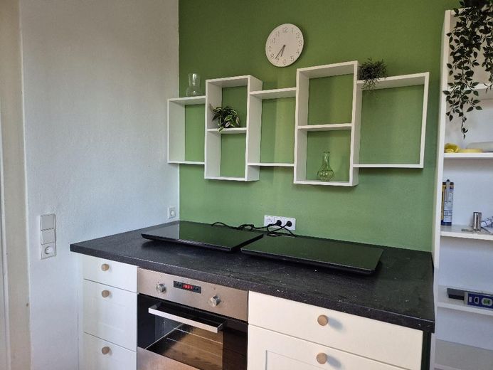 WG-Zimmer 19 m² | möbliert auf Wunsch | Löwenmarkt Stgt-Weilimdorf | 540 € warm – Küche rechts Kochen