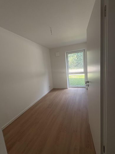 Erstbezug: Moderne Erdgeschosswohnung mit Terrasse sowie energieeffizientem Wohnkomfort – 1. Schlafzimmer