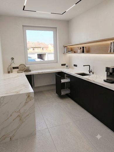 Privatverkauf ohne Maklerprovision: Reihenhaus mit Charakter in Montabaur | Perfekt für Familien – Einrichtungsbeispiel Küche KI