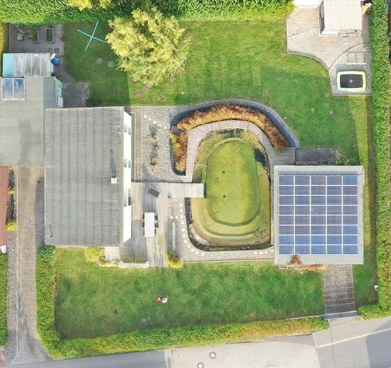 Architektenhaus mit Naturteich, Sauna, Solar + vielseitigem Nebengebäude – Luftbild