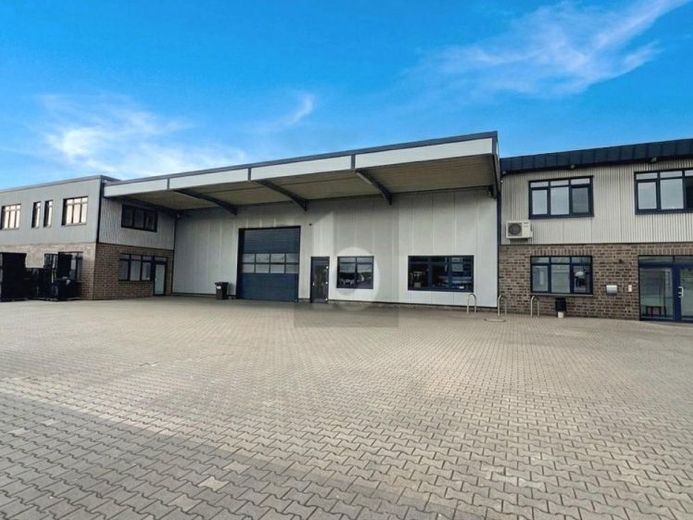 24/7 INDUSTRIE-HALLE MIT FUßBODENHEIZUNG – Foto 1