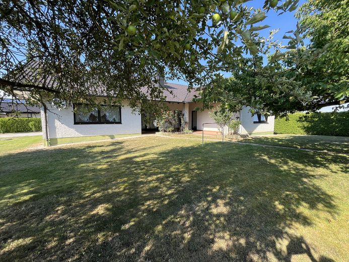 Großzügiger Bungalow auf 1.850 m² Grundstück mit Dreifachgarage – provisionsfrei in Markt Eichendorf – फोटो 1