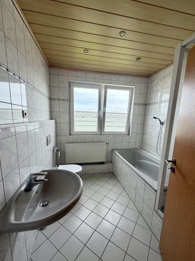 Feldkirchen | Semi-detached house with sunny balcony | 6 rooms | Garden | Quiet location – Badezimmer