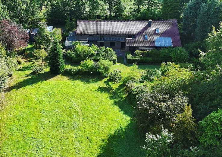 Maison individuelle avec logement indépendant, prairie en pleine nature à Friedeburg – Gesamtansicht Luftbild 3
