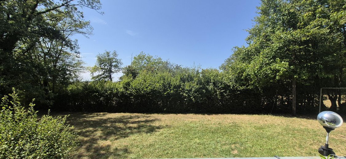 Appartement moderne de 4,5 pièces, 105 m², de plain-pied avec 2 balcons dans un cadre calme en lisière de forêt à Mühlacker – Blick vom Balkon in den Garten