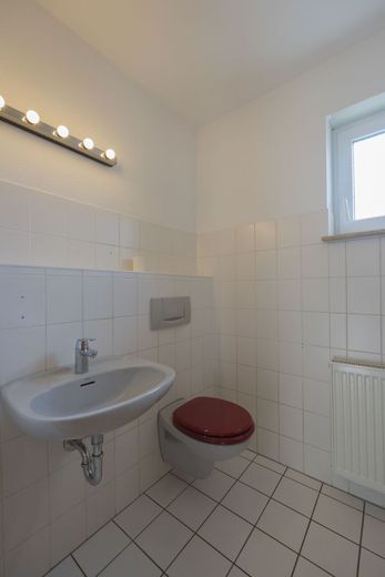 Vollunterkellertes Reihenhaus in ruhiger Stadtrandlage mit Garten und separater Garage – Gäste-WC EG