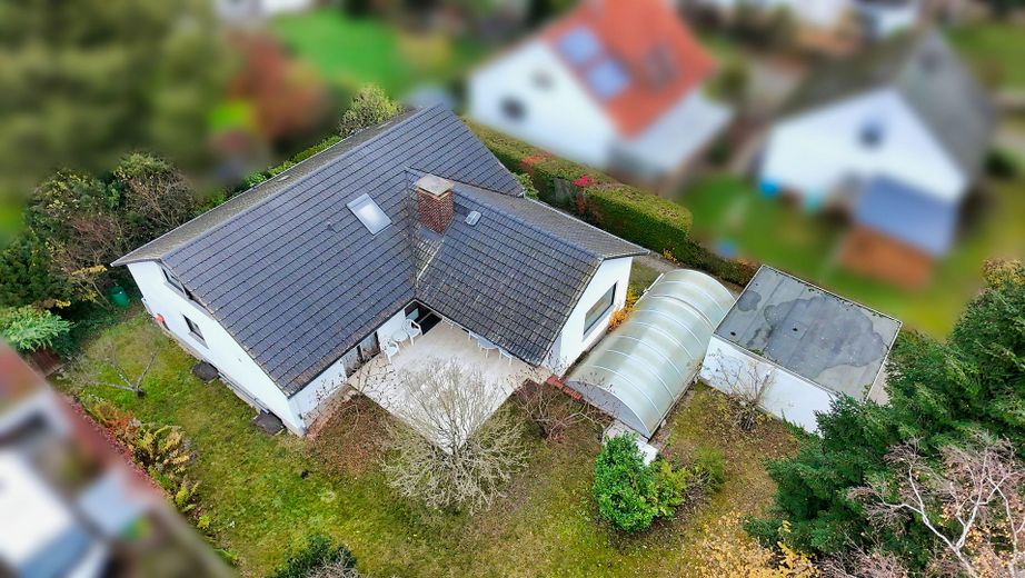 Guter Preis - 777m² Grund, Bungalow, Vollkeller, Garage in Bestlage Stadt Heusenstamm, ruhig gelegen – Dachansicht mit Garten