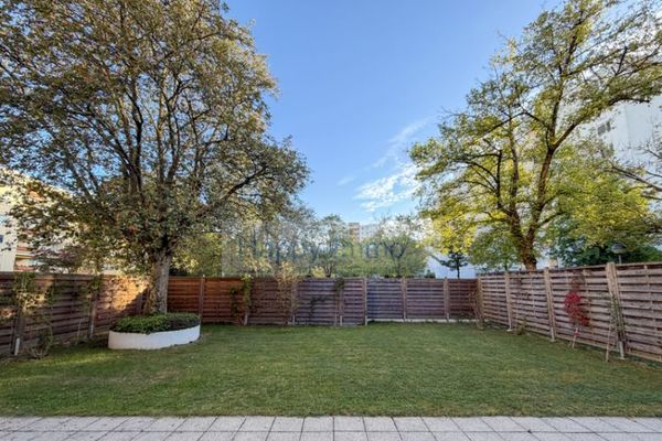 Piscina / appartamento di 114 mq / balcone esposto a sud / posto auto singolo in autorimessa interrata / 4 locali / 2 bagni / zona pranzo / adatto a chi usa il deambulatore
