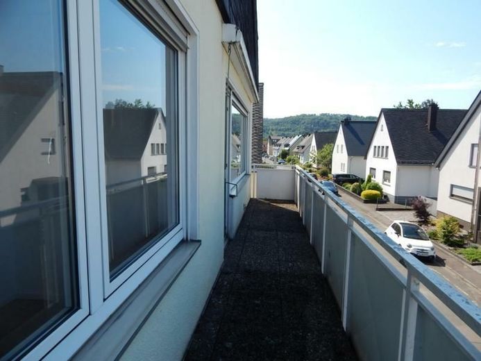 Frisch renovierte 3-Zimmer-Wohnung mit Balkon, Loggia &amp; saniertem Bad im gepflegten Zweifamilienhaus – Wohnzimmer Balkon Bild 2