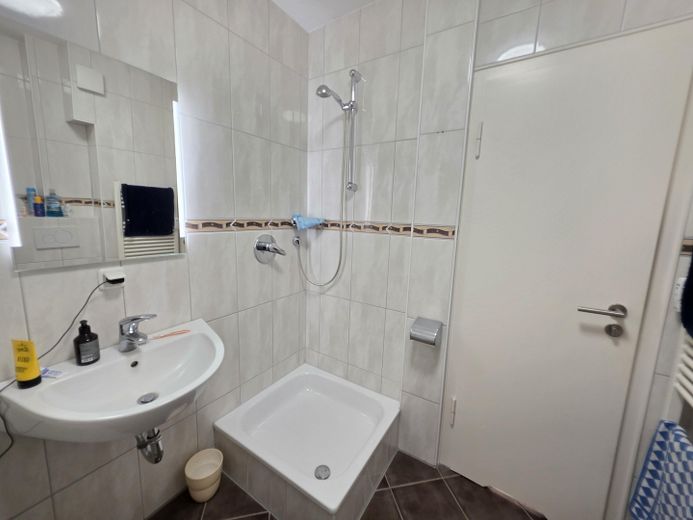 Nicht alltägliche 2,5 Raum Komfortwhg. großer Sonnenbalkon, Bad: Wanne + Dusche, Echtholzparkett – Badezimmer mit Dusche