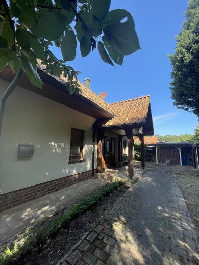 Freistehendes EFH mit Pool, Carport & ca. 1.000 m² Grundstück – provisionsfrei in Vechta – Vor dem Haus