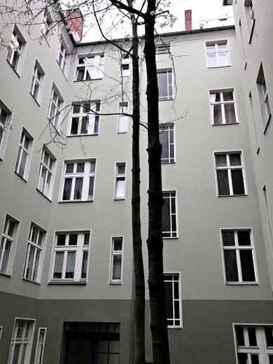 2-кімнатна квартира в тихому берлінському будинку старого фонду без комісії – Innenhof