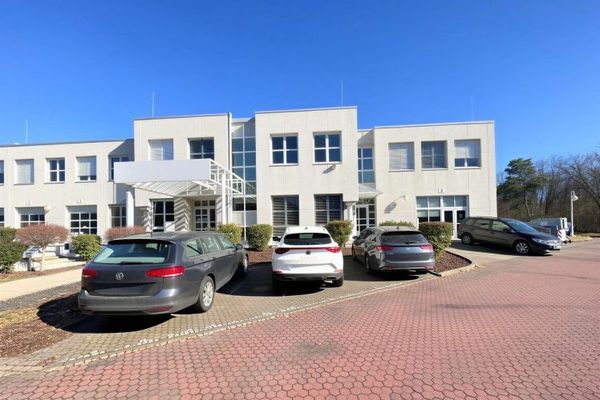 1.247 m² de surface d'entrepôt + 484 m² de surface de bureaux à louer sans commission dans le parc d'activités moderne