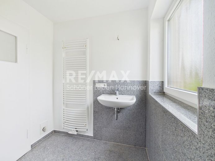 Mehr Platz als erwartet, modernisierte DHH, mit wohnlich ausgebautem Keller mit  eigenem Eingang. – Gäste WC